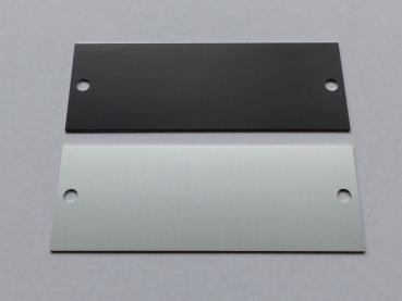 Typenschild für Laserbeschriftung, Eloxalunterdruck vollflächig schwarz, 110x40mm Ansicht vorne/hinten