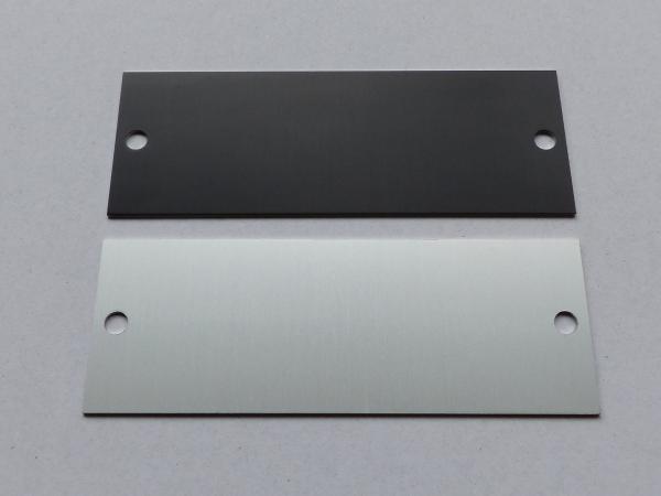 Typenschild für Laserbeschriftung, Eloxalunterdruck vollflächig schwarz, 110x40mm Ansicht vorne/hinten