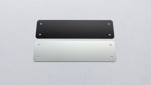 TSO-EVS372103 Typenschild für Laserbeschriftung, Eloxalunterdruck Ansicht 1 vorne vollflächig schwarz, hinten silber