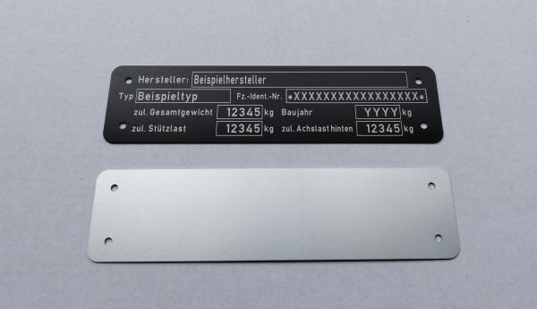 Var.3.1 Typenschild für Anhänger mit 1 Achse, beschriftet, Ansicht 4 mit Rückansicht