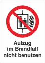 Kombischild Aufzug im Brandfall nicht benutzen (Verbotszeichen P020) mit Zusatztext deutsch